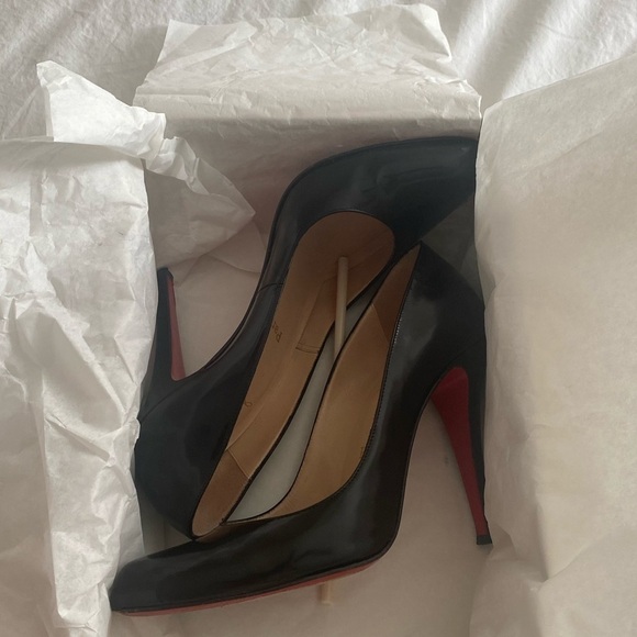 Christian Louboutin- Black Decolete 868 100 Jazz Calf Round toe Pump Heels - Picture 8 of 8
